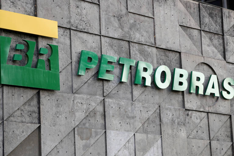 Petrobras tem prejuízo de R$ 17 bilhões no 4º trimestre e lucro anual despenca