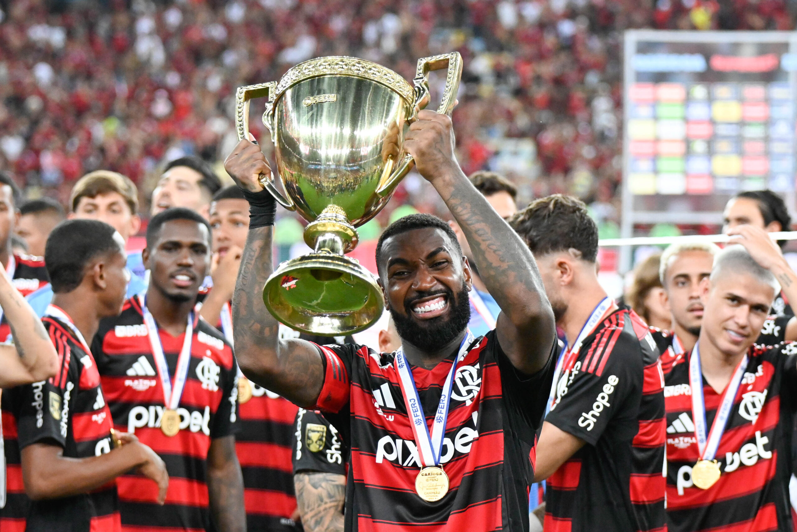 Gerson com a Taça durante Flamengo x Fluminense realizada no Maracanã pelo segundo jogo da final do Campeonato Carioca 2025, na tarde deste domingo (16), no Rio de Janeiro, RJ.