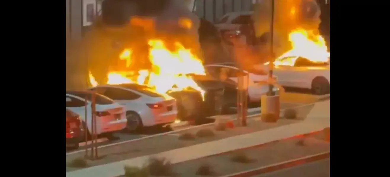 Carros da Tesla são incendiados e baleados em Las Vegas; Musk e Trump classificam ataques como “terrorismo”