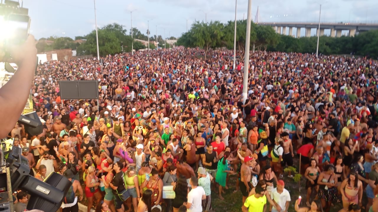 Avenida da Alegria reúne mais de 25 mil foliões na Redinha ao som de Tony Salles e Capilé