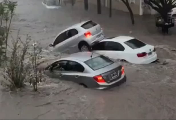 Tempestade causa mortes e caos em cidade argentina