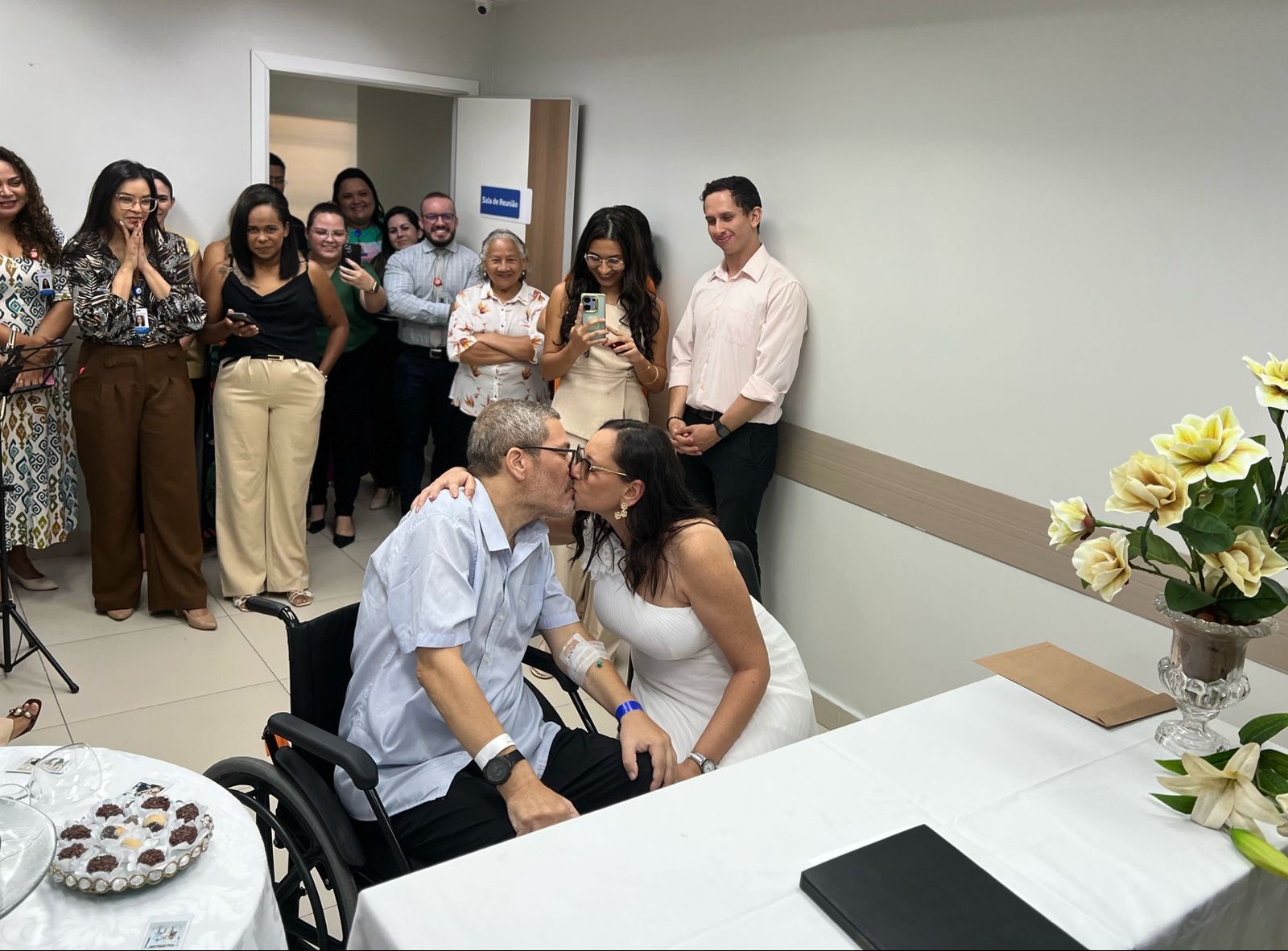 Mesmo internado, noivo cumpre promessa e se casa em hospital em Natal