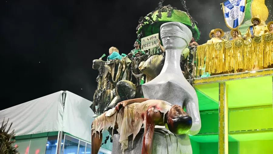 Fernanda Torres, boneco enforcado e homenagens emocionantes marcam 1º dia de desfiles em SP