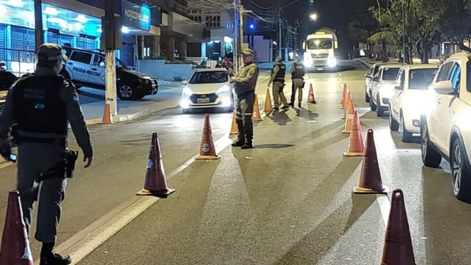 Motorista tenta subornar policiais com R$ 300 e acaba preso em Natal