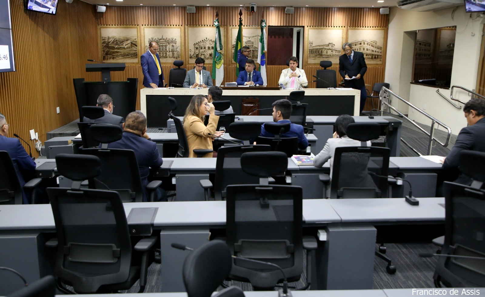 Câmara aprecia vetos e aprova projetos em primeira discussão