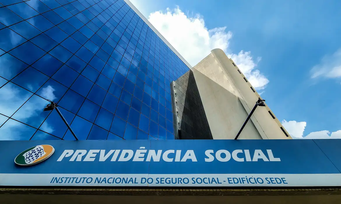 Governo promete plano para devolver dinheiro desviado de aposentados do INSS