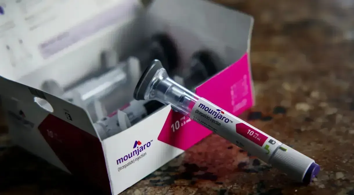 Clínicas de estética vendem irregularmente caneta emagrecedora Mounjaro por delivery e em doses fracionadas