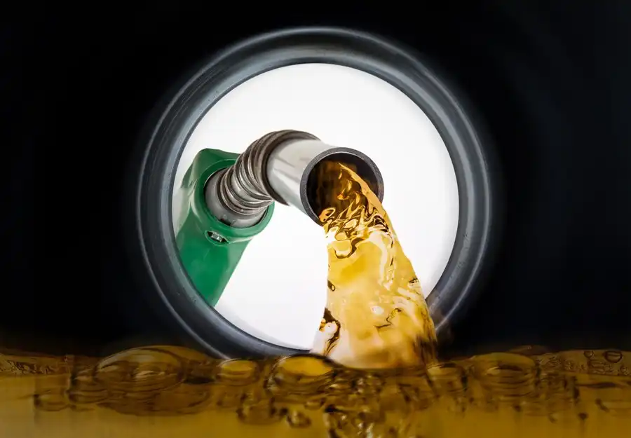 Gasolina fica mais barata: Petrobras anuncia redução de 5,6% no preço