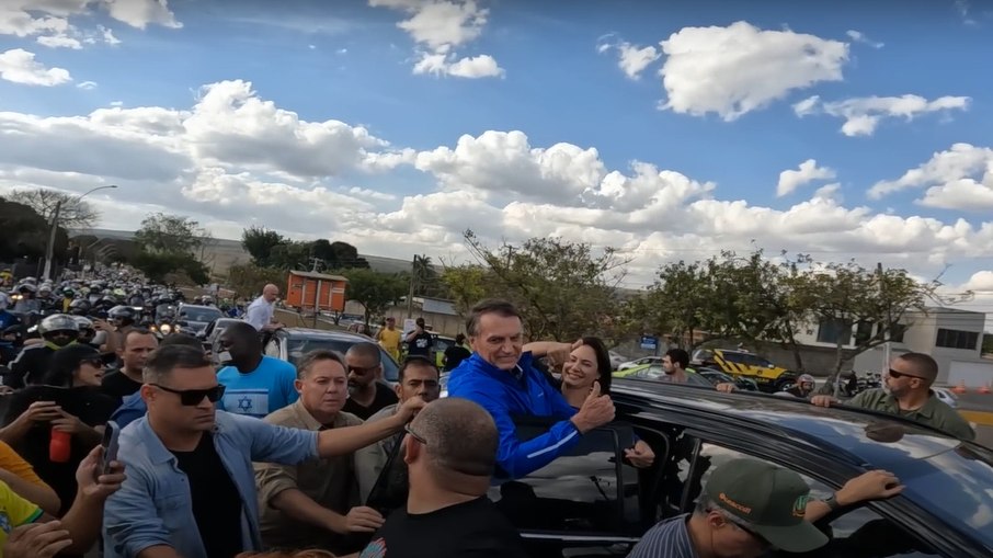 Bolsonaro participa de motociata em Brasília mesmo sob restrições do STF