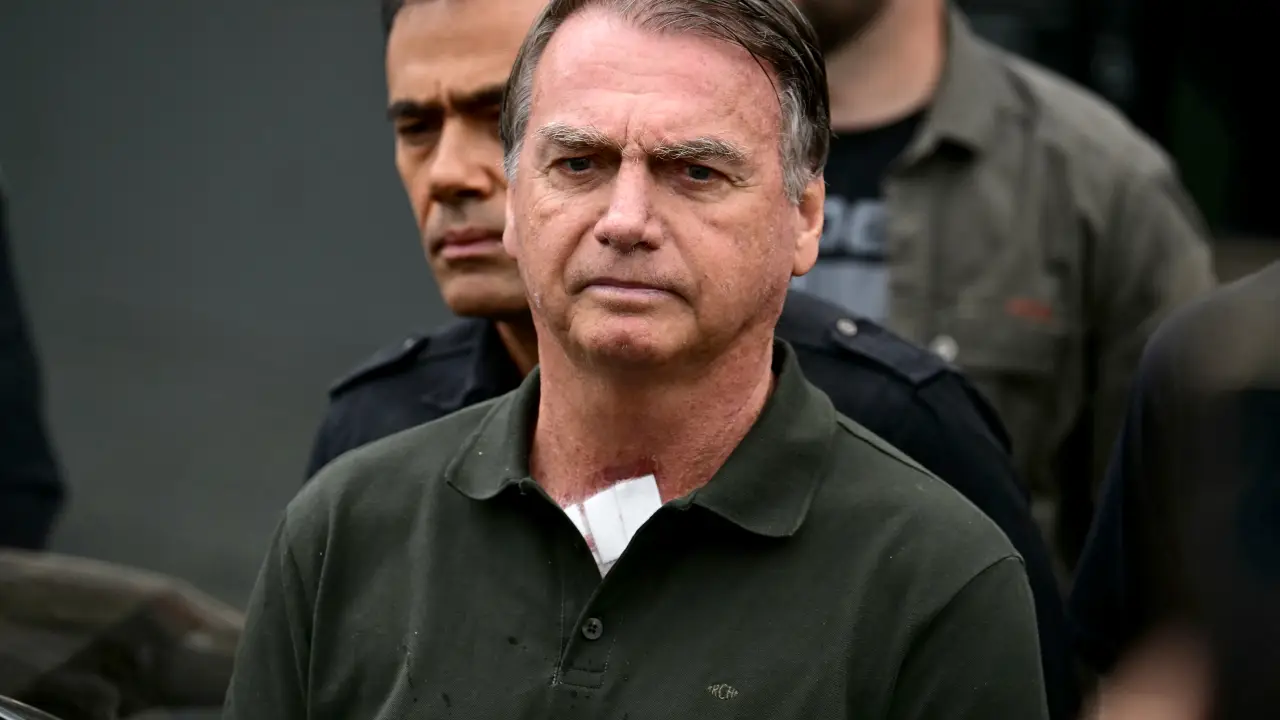 Bolsonaro é levado às pressas a hospital em Brasília após crise de vômito