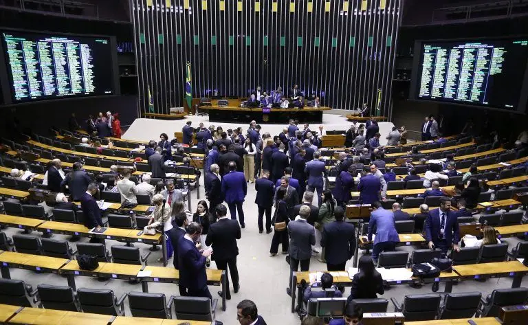 Câmara aprova PEC da Blindagem com ampla maioria e votação segue para o Senado