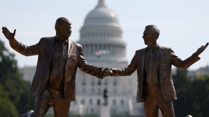 Estátua de Trump de mãos dadas com Jeffrey Epstein aparece em Washington