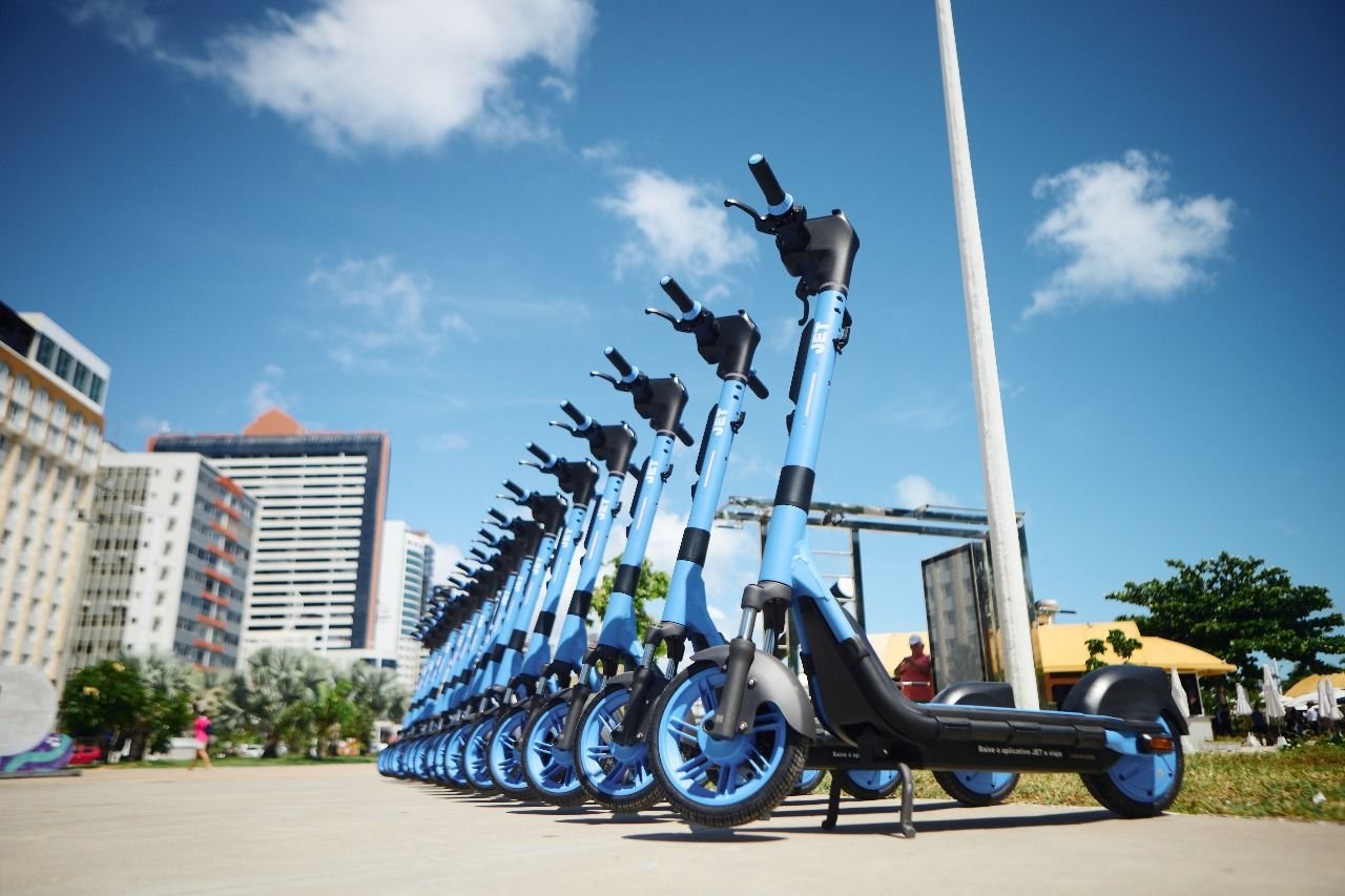 Patinete elétrico é deixado em parada de ônibus em Natal e gera debate sobre uso indevido