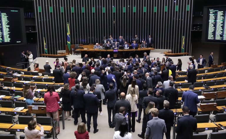 Câmara aprova urgência para projeto de anistia a participantes de atos golpistas
