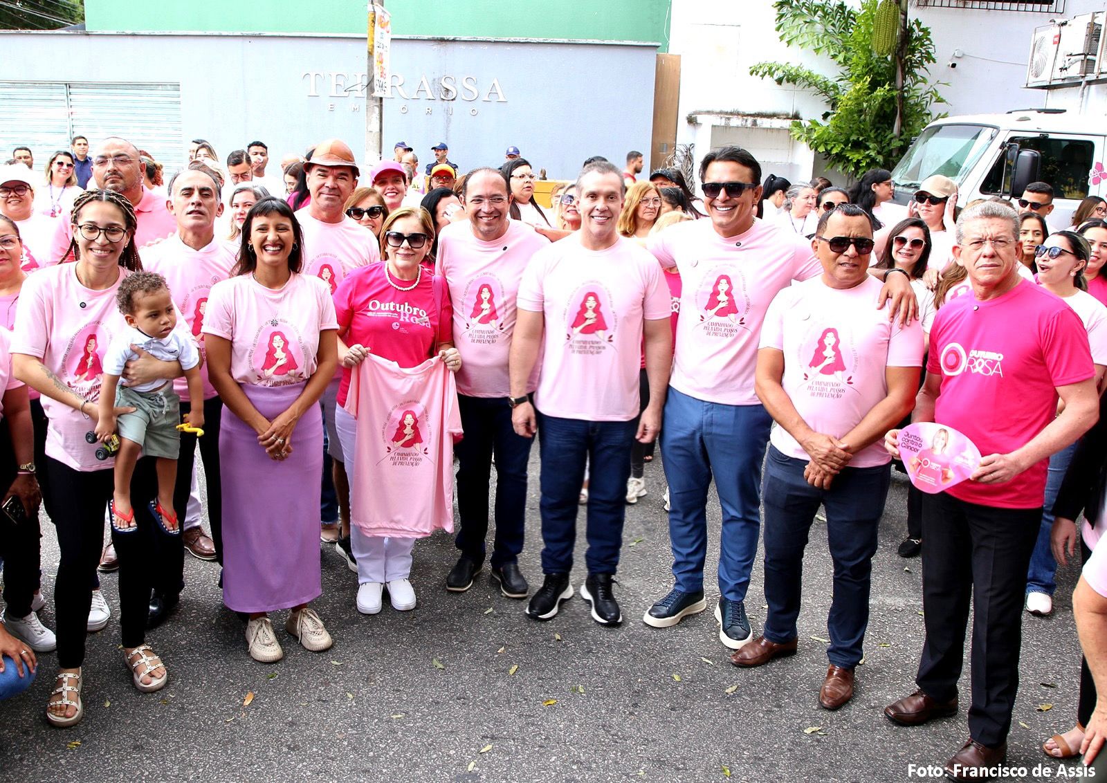 Presidente da Câmara Eriko Jácome, parlamentares e servidores participam da Caminhada pela Vida em alusão ao Outubro Rosa