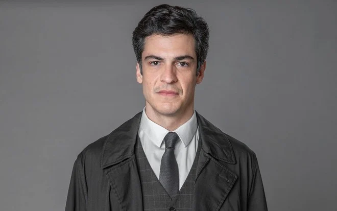 Mateus Solano derruba celular de espectadora durante peça e gera polêmica
