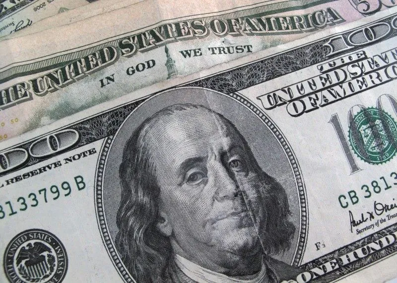 Ibovespa fecha em queda e dólar sobe com nova onda de preocupações fiscais