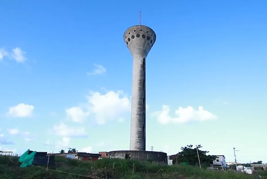 Adolescente morre após cair de torre desativada em Olinda