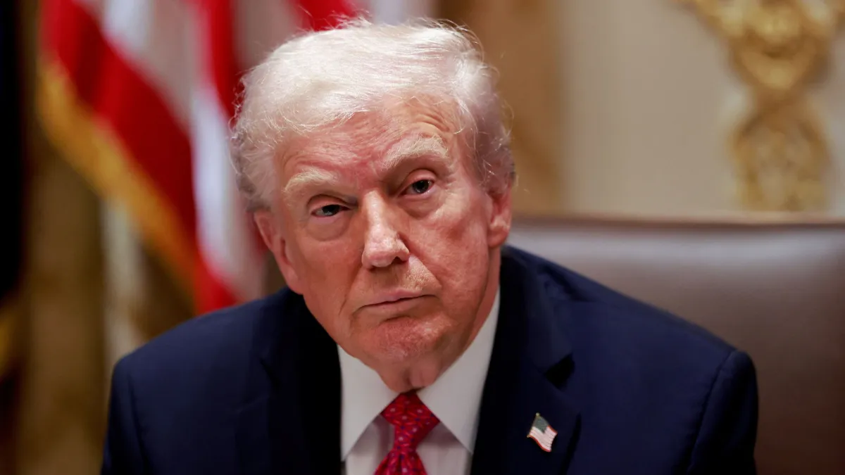 Trump elogia jornal britânico após saída do chefe da BBC e acusa emissora de manipular discurso