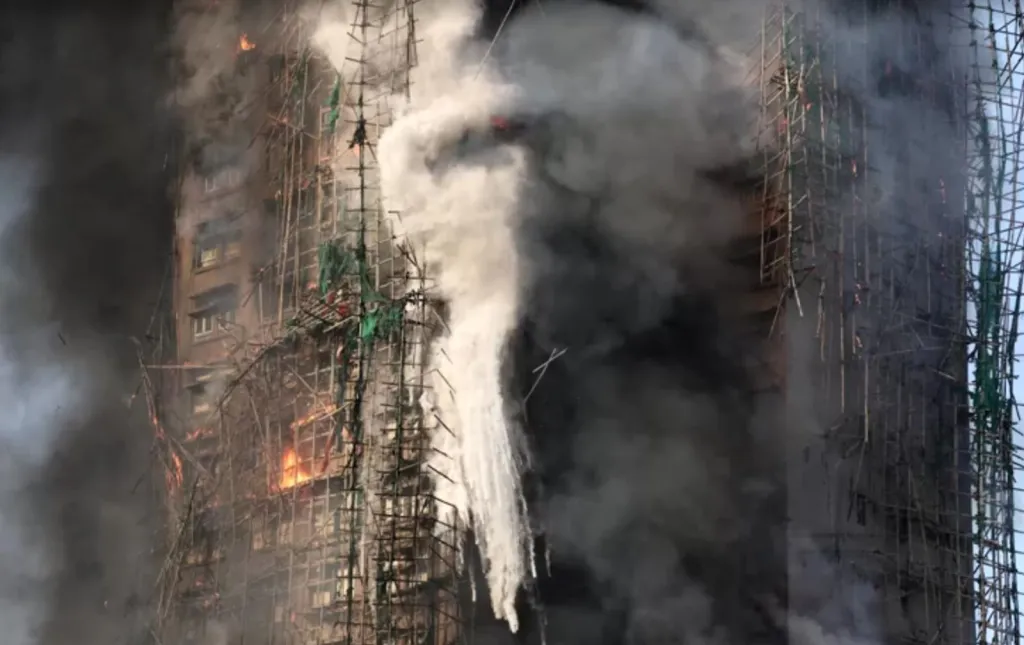 Incêndio em arranha-céus de Hong Kong é controlado após dois dias e número de mortos chega a 128