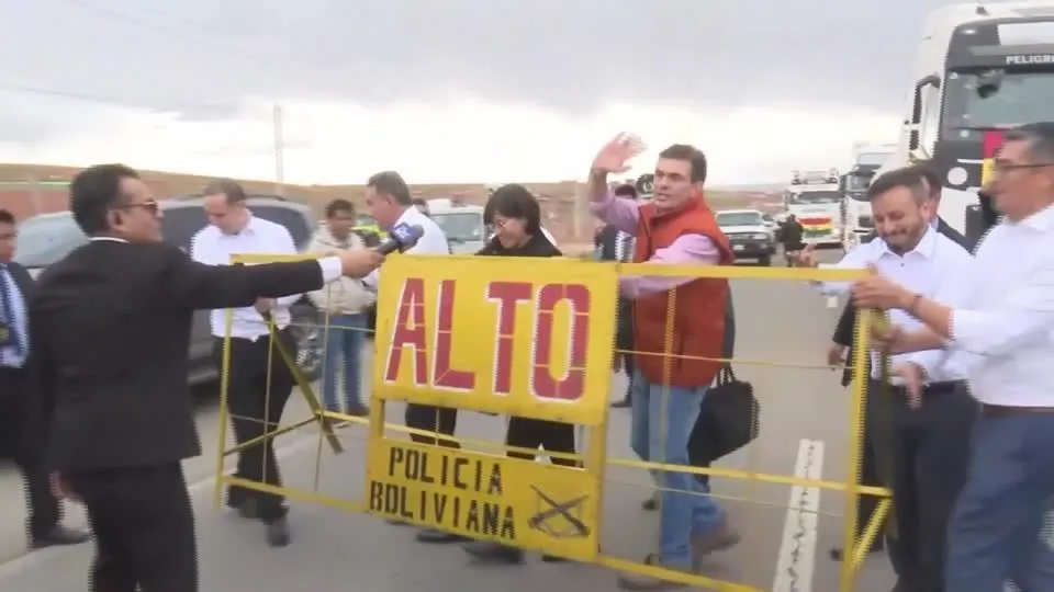 Novo presidente da Bolívia anuncia normalização no abastecimento de combustíveis