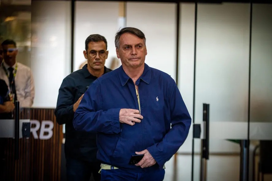 Bolsonaro pode cumprir etapa na prisão antes de regime domiciliar, avaliam aliados e investigadores