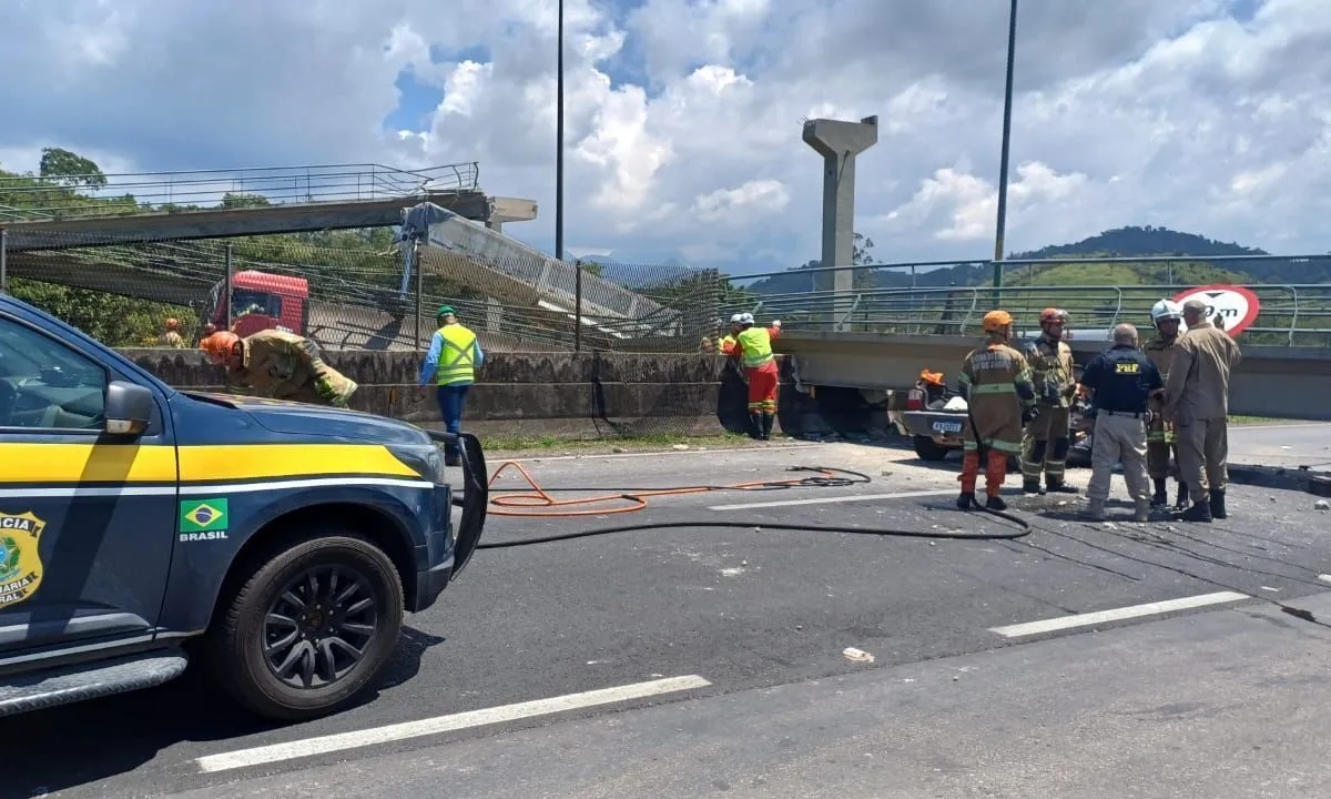 Passarela desaba após ser atingida por caminhão e motorista morre na BR-116