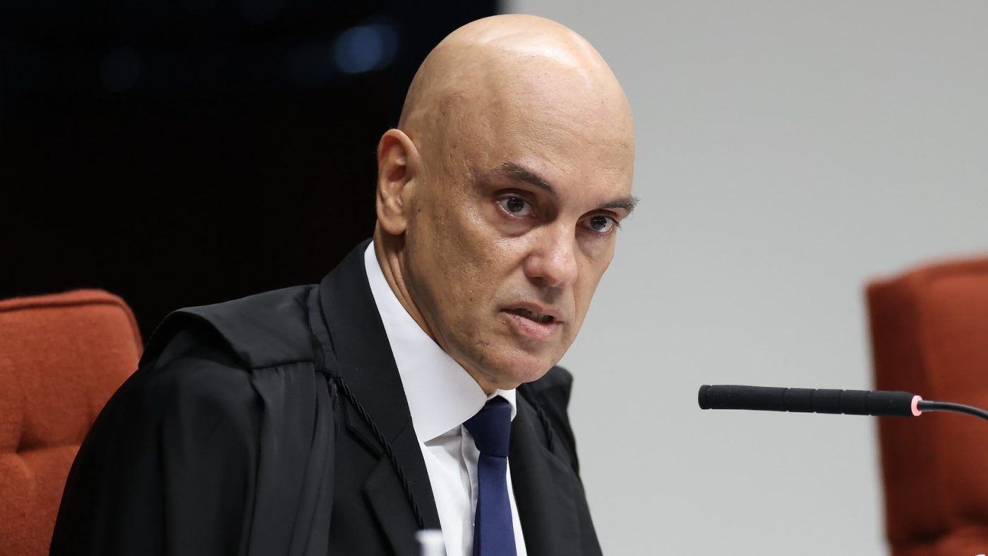 Moraes intima defesa de Bolsonaro a esclarecer uso de celular por Nikolas Ferreira durante visita