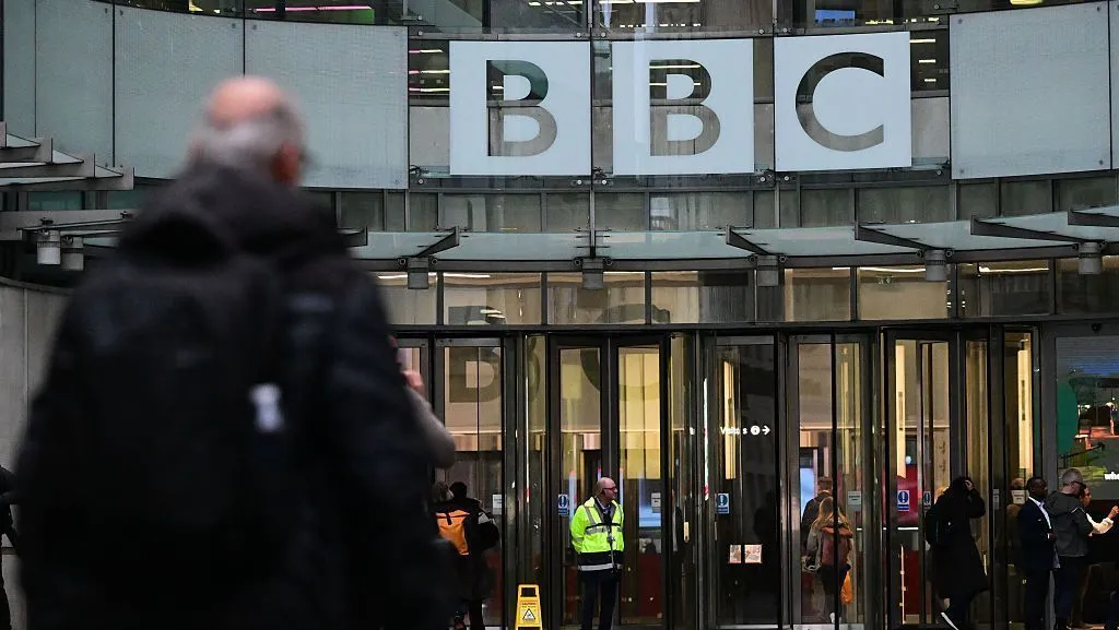BBC enfrenta onda de críticas e renúncias após polêmica