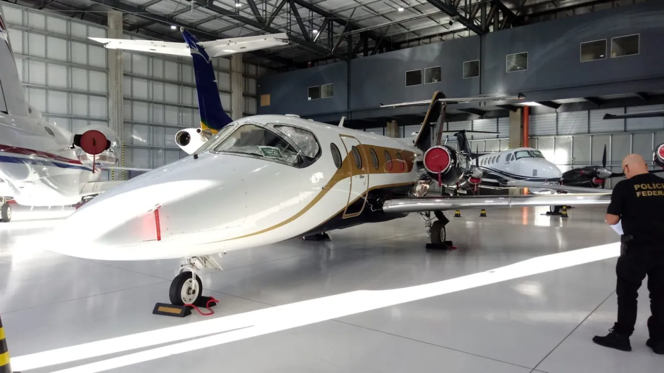 PF apreende carros de luxo e avião em ação contra grupo suspeito de produzir remédio para emagrecer