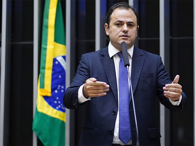 Deputado Glauber Braga é afastado por seis meses após tumultos na Câmara