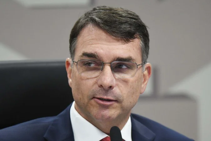 Flávio Bolsonaro afirma ter sido indicado pelo pai para disputar a Presidência em 2026
