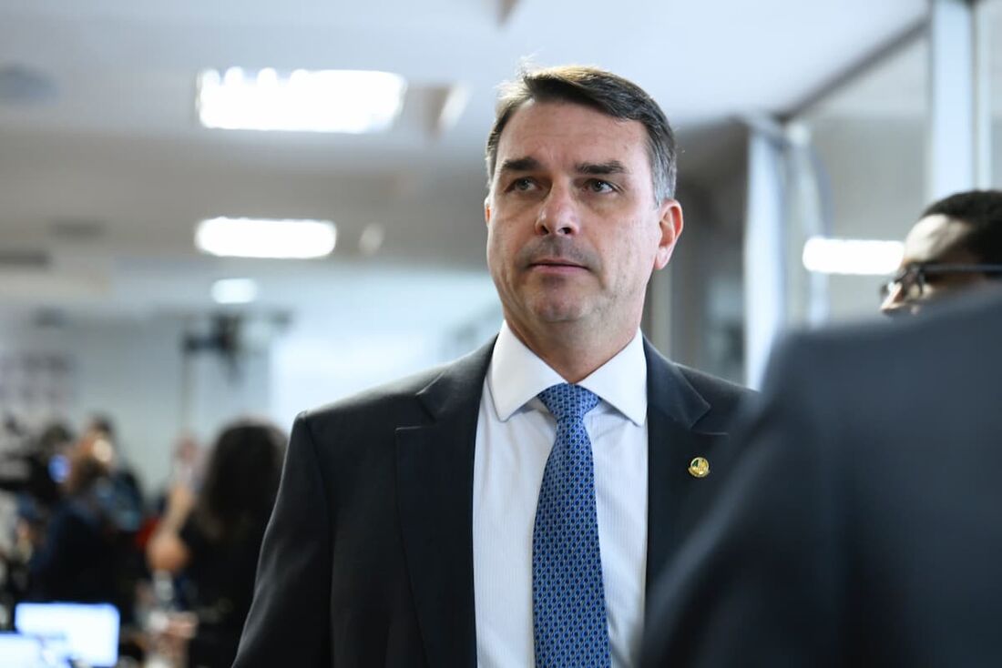 Flávio Bolsonaro mantém pré-candidatura e condiciona recuo à anistia do pai