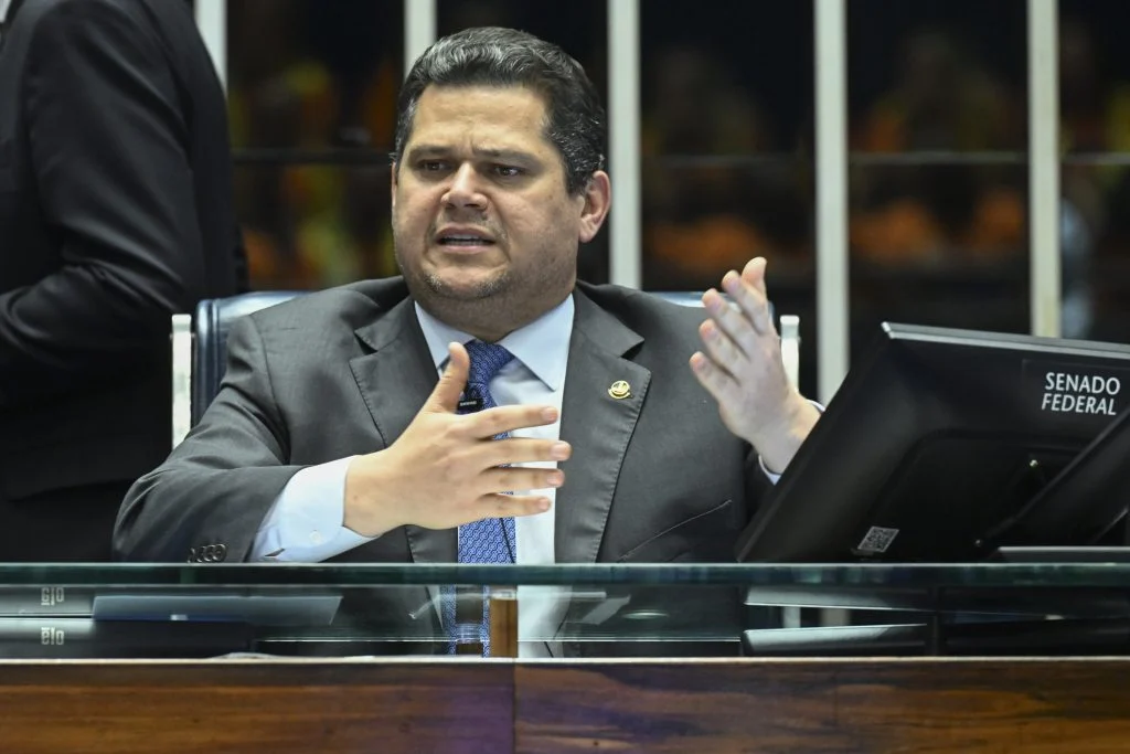 Alcolumbre amplia críticas ao governo em meio à indicação de Jorge Messias ao STF