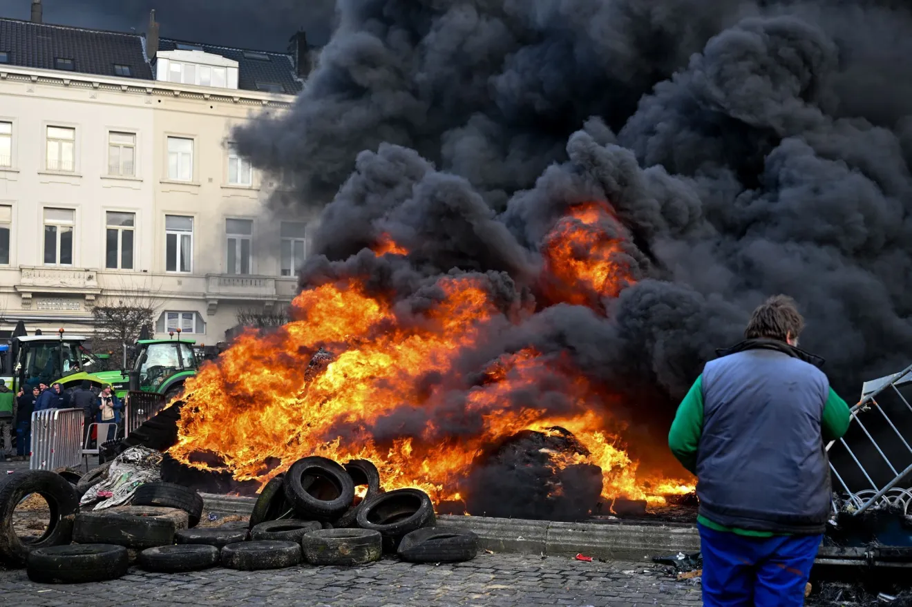 Protesto de agricultores em Bruxelas contra acordo UE-Mercosul termina em confrontos