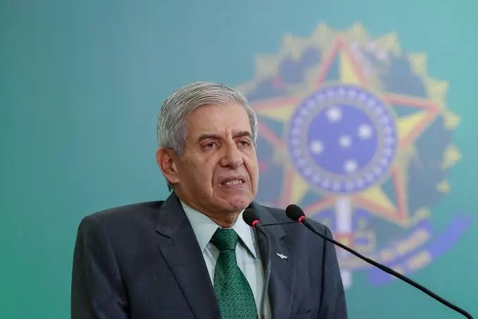 Defesa de Augusto Heleno entrega passaportes à PF após decisão do STF