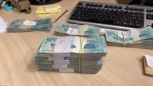 PF encontra R$ 90 mil em dinheiro vivo em carro oficial de Rodrigo Bacellar