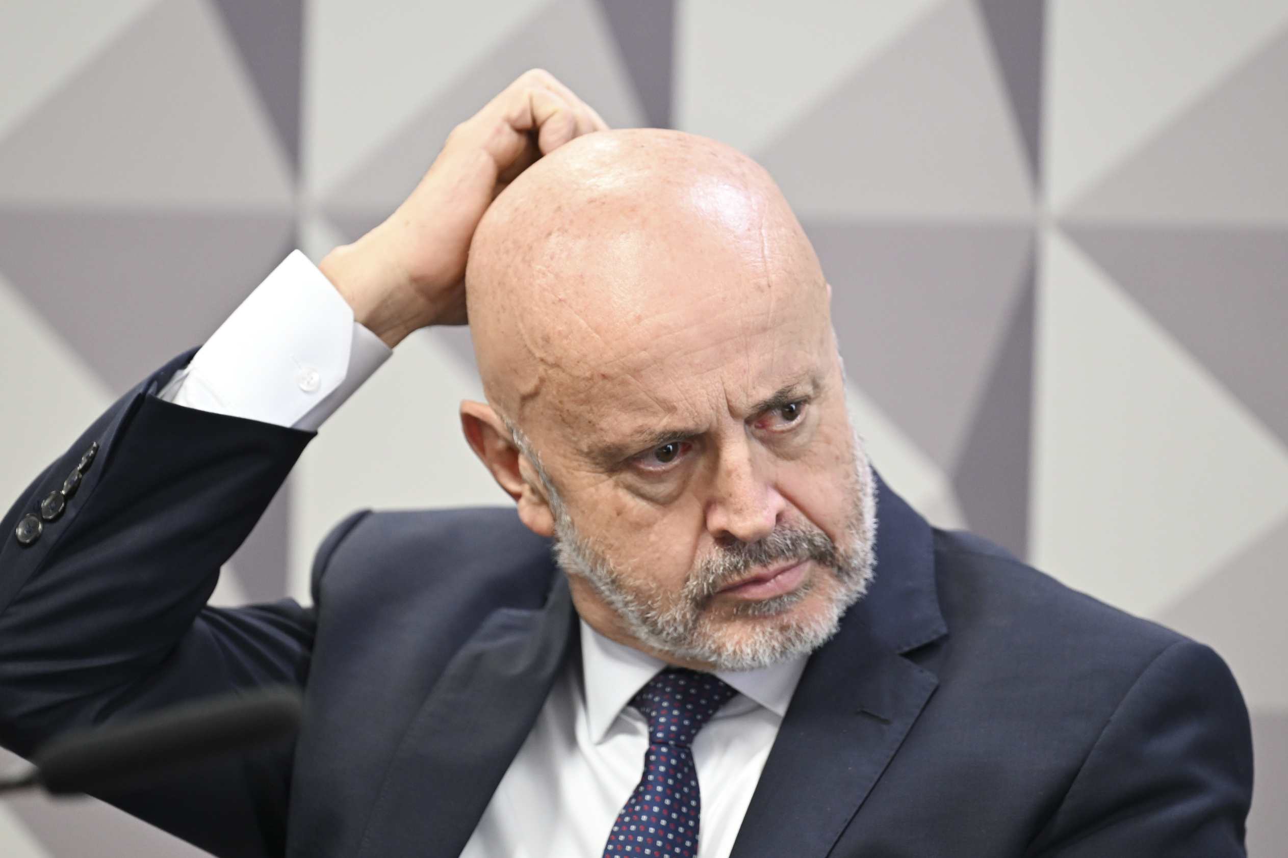 Comissão Parlamentar Mista de Inquérito do INSS - 2025 (CPMI - INSS) realiza oitiva de empresário apontado como um dos principais operadores do esquema de desvio de recursos do INSS que deveriam ser pagos a aposentados e pensionistas.

O objetivo da comissão é investigar fraudes no Instituto Nacional do Seguro Social (INSS), envolvendo descontos irregulares em benefícios de aposentados e pensionistas. A CMPI é formada por senadores e deputados, num total de 32 titulares e igual número de suplentes. 

Mesa: 
empresário Antônio Carlos Camilo Antunes (depoente). 

Foto: Edilson Rodrigues/Agência Senado