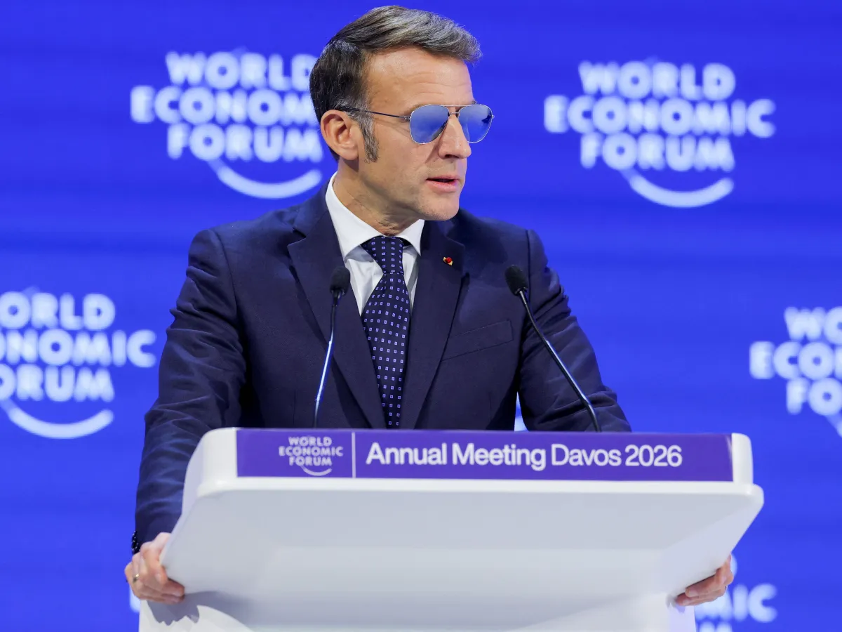 De óculos escuros, Macron critica pressão internacional e faz alerta em Davos