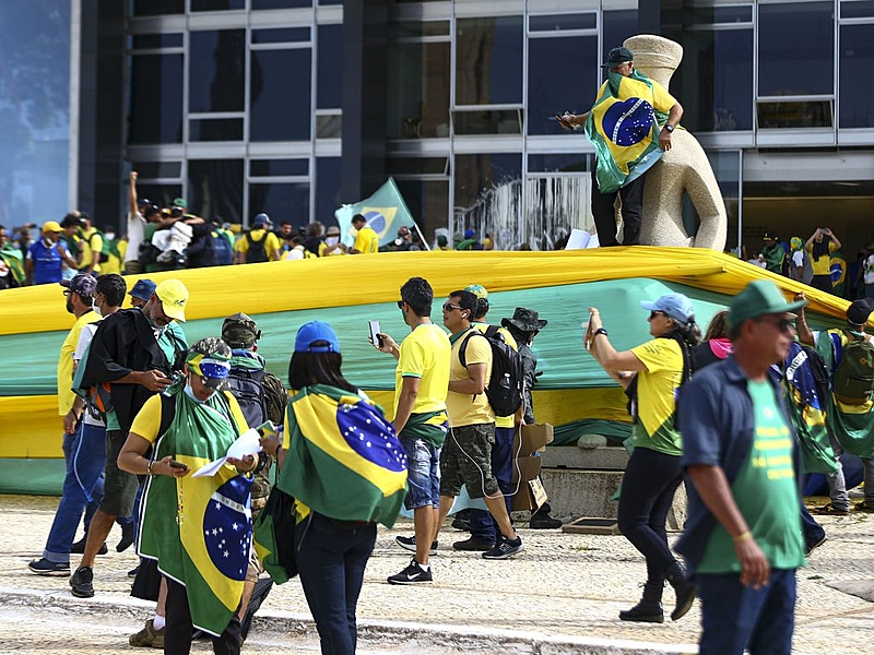 Manifestantes invadem Congresso, STF e Palácio do Planalto.