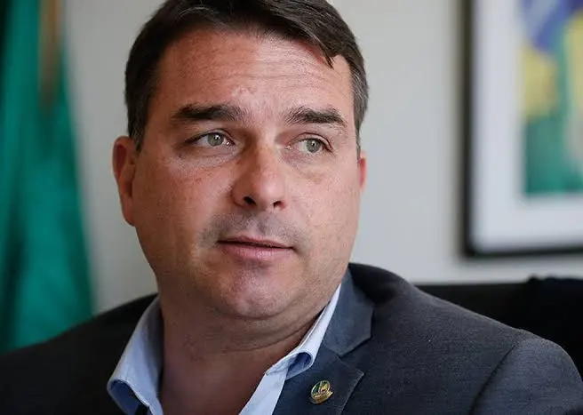 Flávio Bolsonaro mantém pré-candidatura e cita avanço em pesquisa eleitoral