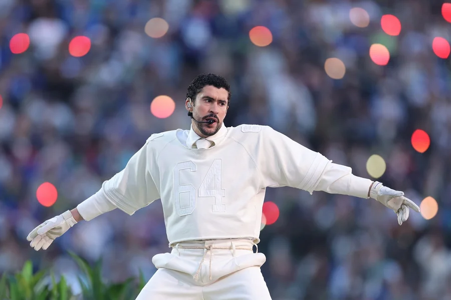 Show de Bad Bunny no Super Bowl destaca identidade cultural e gera repercussão política