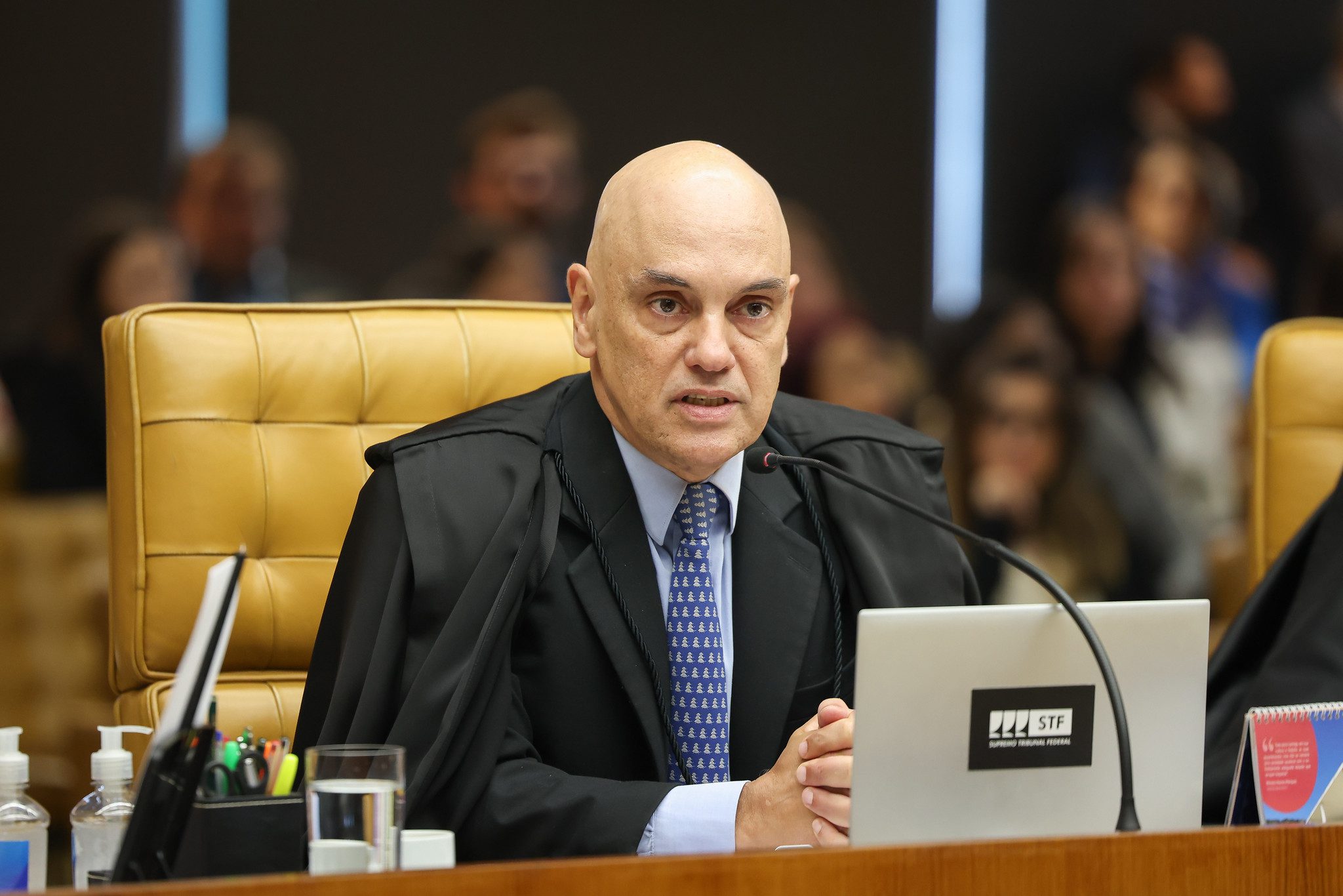 Moraes pede explicações à defesa de Bolsonaro após fala de Eduardo