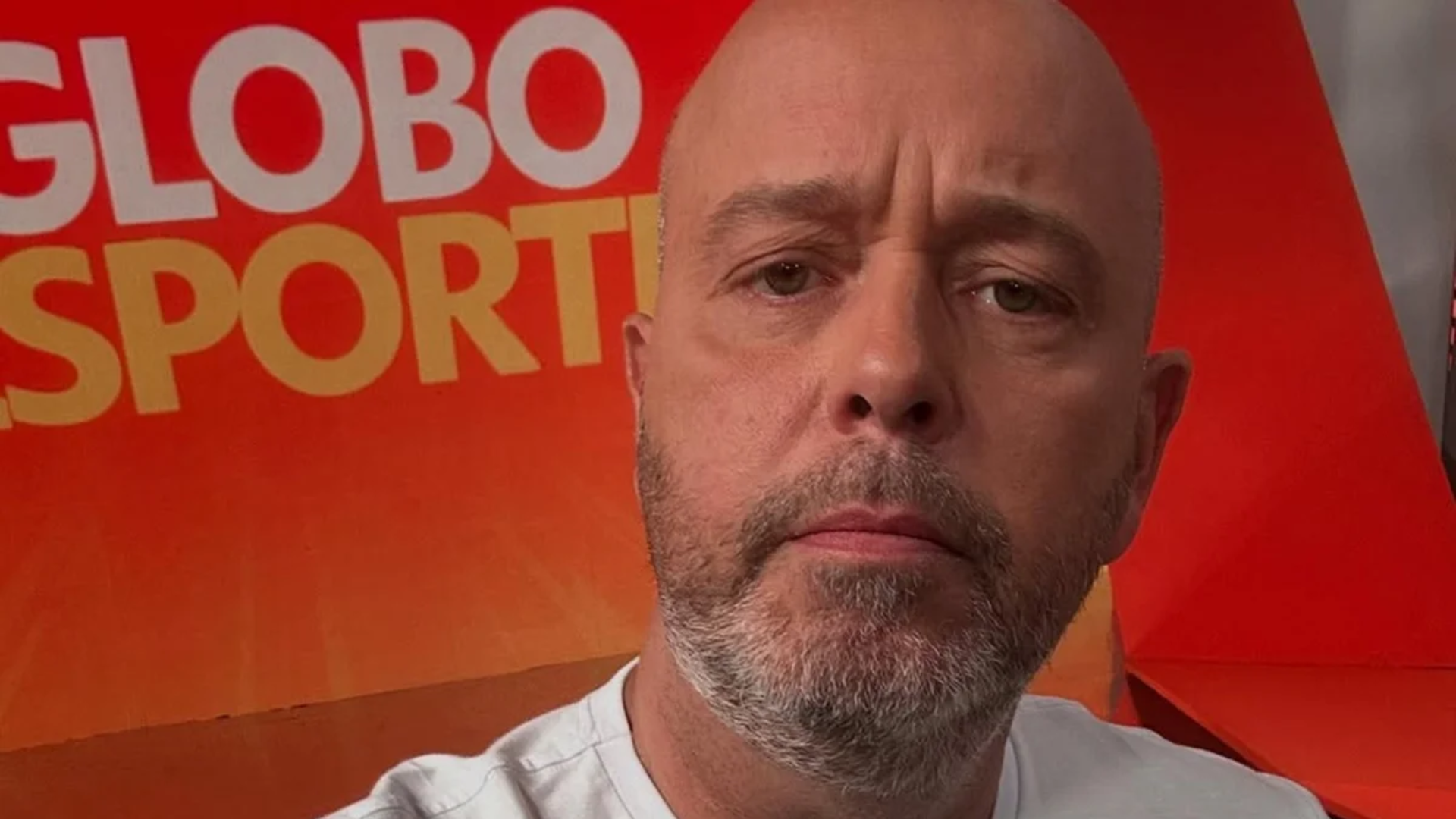 Alex Escobar se afasta da Globo e revela necessidade de cirurgia nas cordas vocais