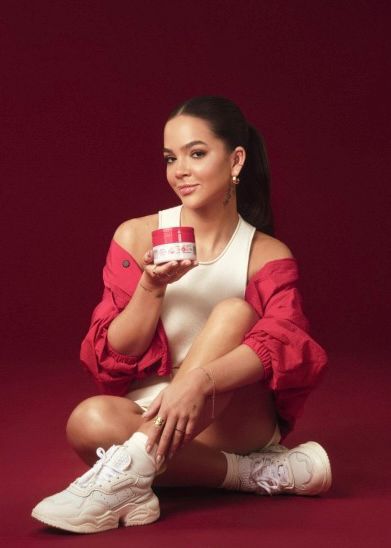 Mel Maia convoca “Geração Cereja” e ressalta a importância do ciclo menstrual no centro do autocuidado em campanha do Boticário