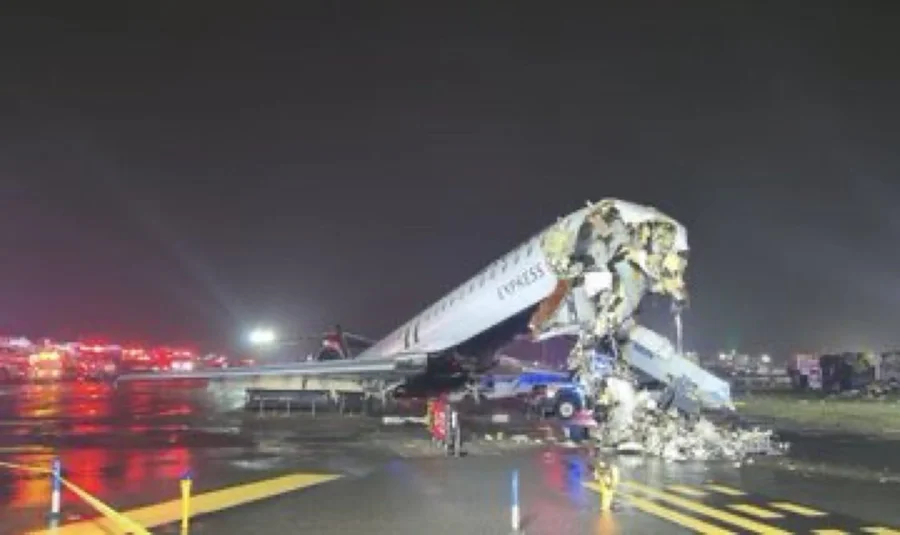 Avião colide com caminhão em aeroporto de Nova York e deixa mortos