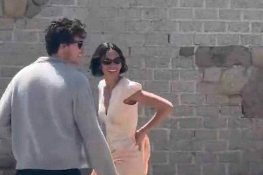 Bruna Marquezine e Shawn Mendes são vistos juntos durante passeio na Califórnia