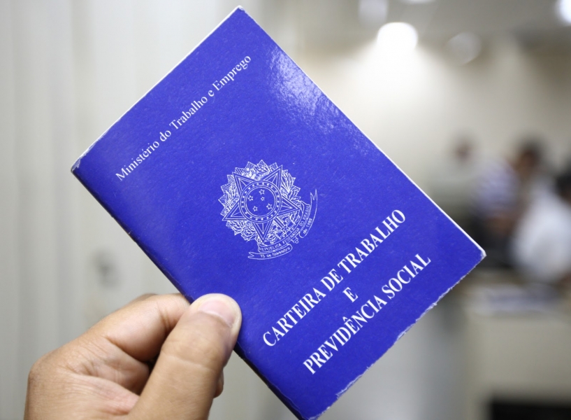 Desemprego cai para 5,6% e atinge menor nível da série para trimestre encerrado em maio
