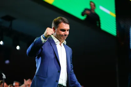 Investigação sobre filme de Bolsonaro pode levar PF a pedir inclusão de Flávio em lista da Interpol