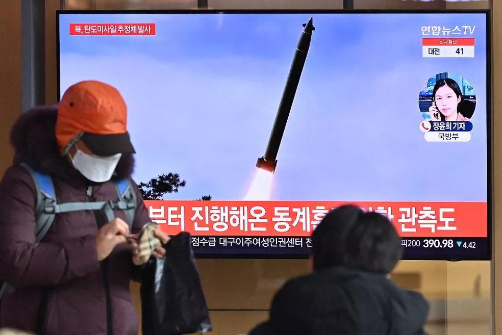 Coreia do Norte lança dois mísseis balísticos em três horas; EUA descartam ameaça imediata